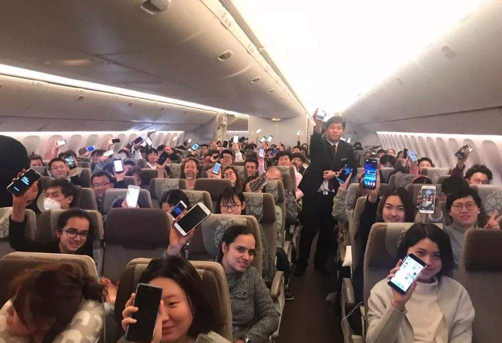 飞机上玩手机的人 飞机上玩手机的人